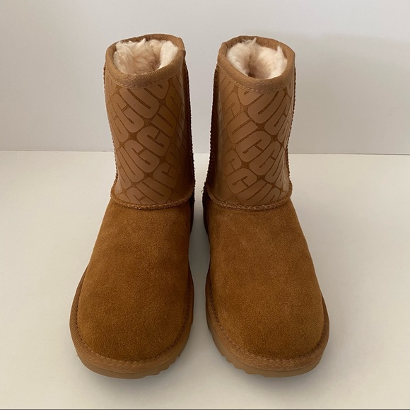 UGG Classic Short UGG Logo Boots Chestnut Kid’s 5 (Will Fit a Women’s 7) NWOB - Picture 3 of 9